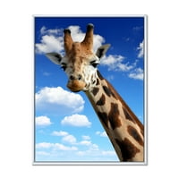 Žirafa na portretu s plavim nebom uokvirenim slikanjem platna umjetnički tisak